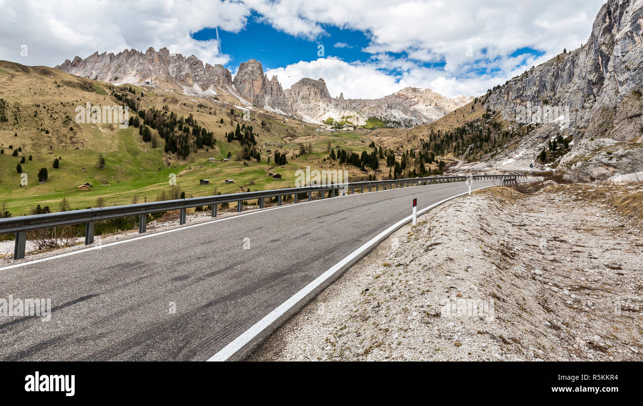 Pass road grÃ¶dnerjoch,Val Gardena, Tirol del sur dolomitas,Provincia de Bolzano, Italia Foto de stock