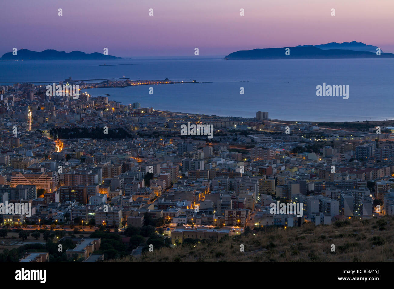 Trapani mit Sonnenuntergang Foto de stock