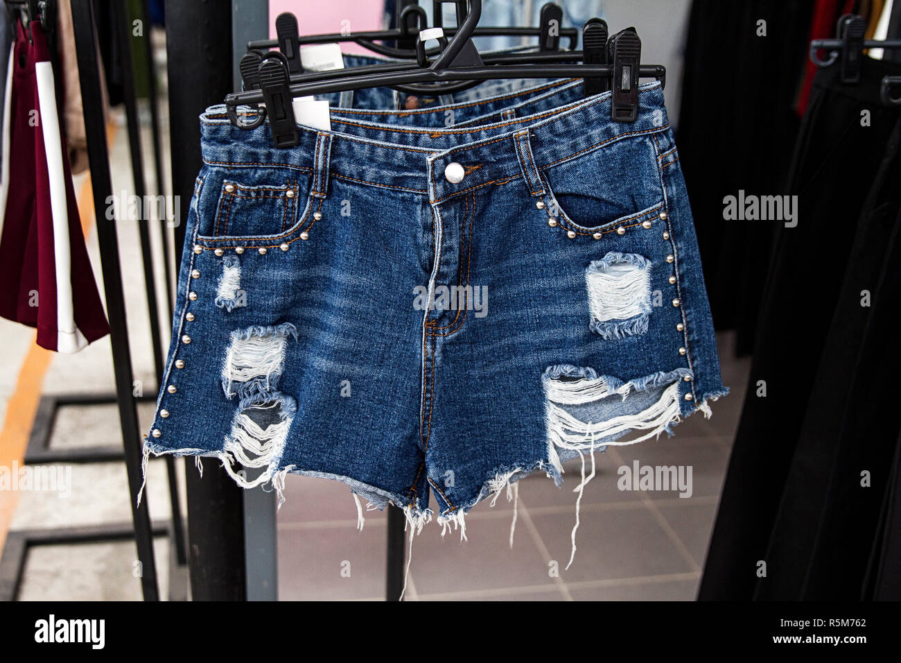 Shorts jeans de moda rip Fotografía de stock -