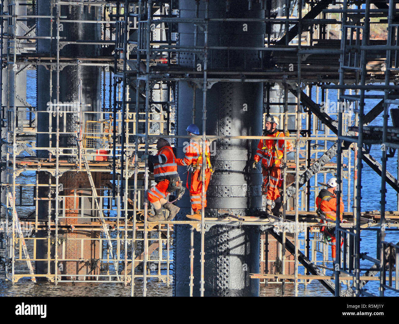 Andamios debajo del puente fotografías e imágenes de resolución - Alamy