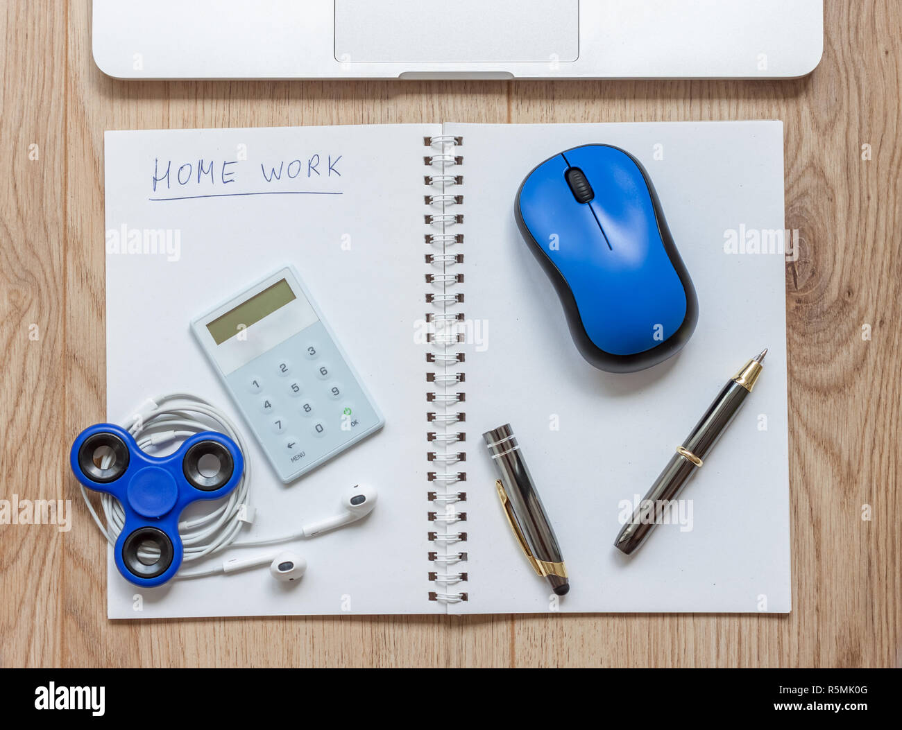 Abrir Notebook para el trabajo a domicilio distraer spinner Foto de stock