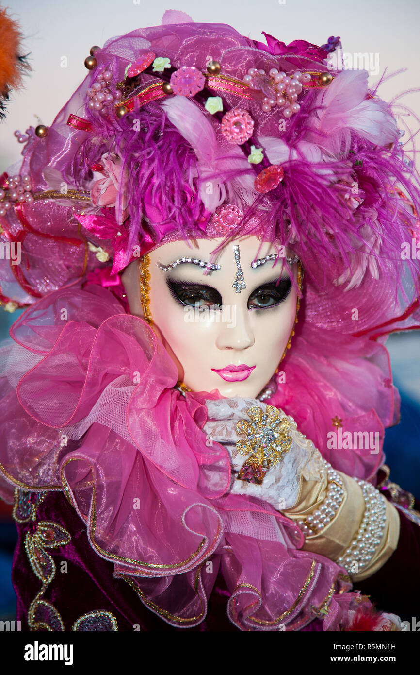 Participante en traje tradicional en las celebraciones de carnaval de 2011 en Venecia, Italia Foto de stock