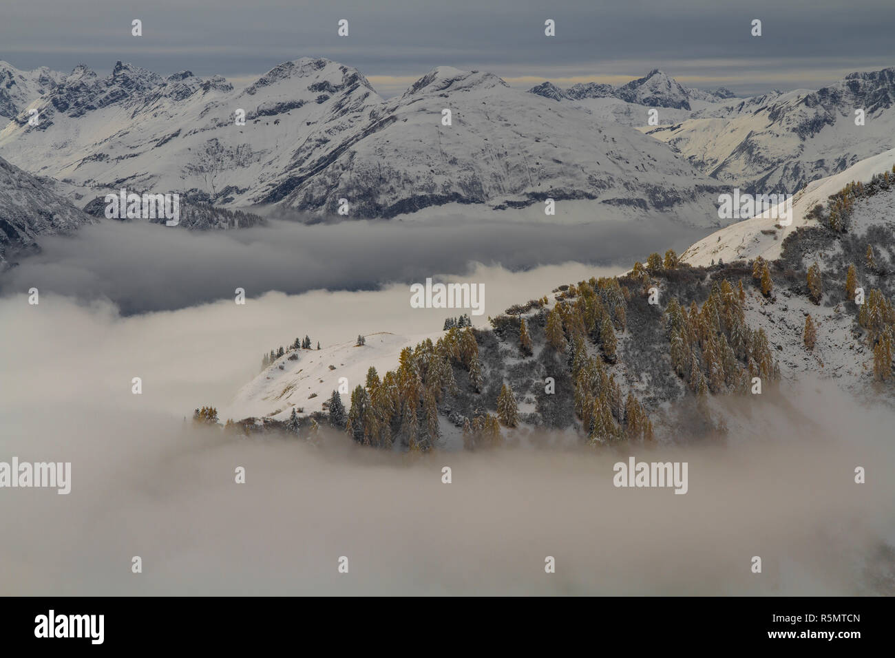 Winterszenerie en las montañas del Tirol. Foto de stock