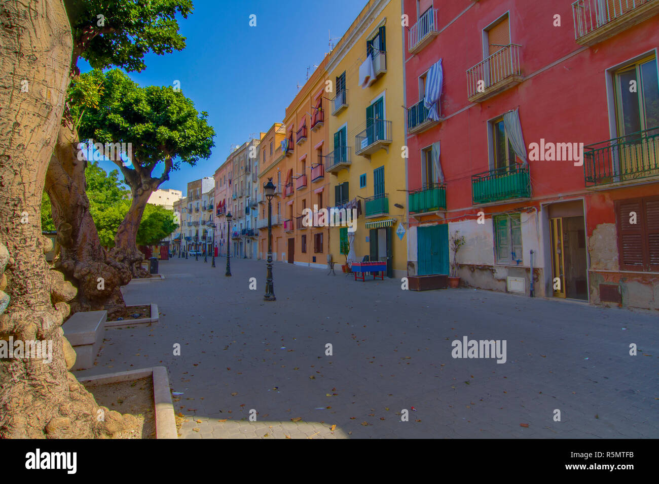 Calle pintoresca en Trapani, Sicilia Foto de stock