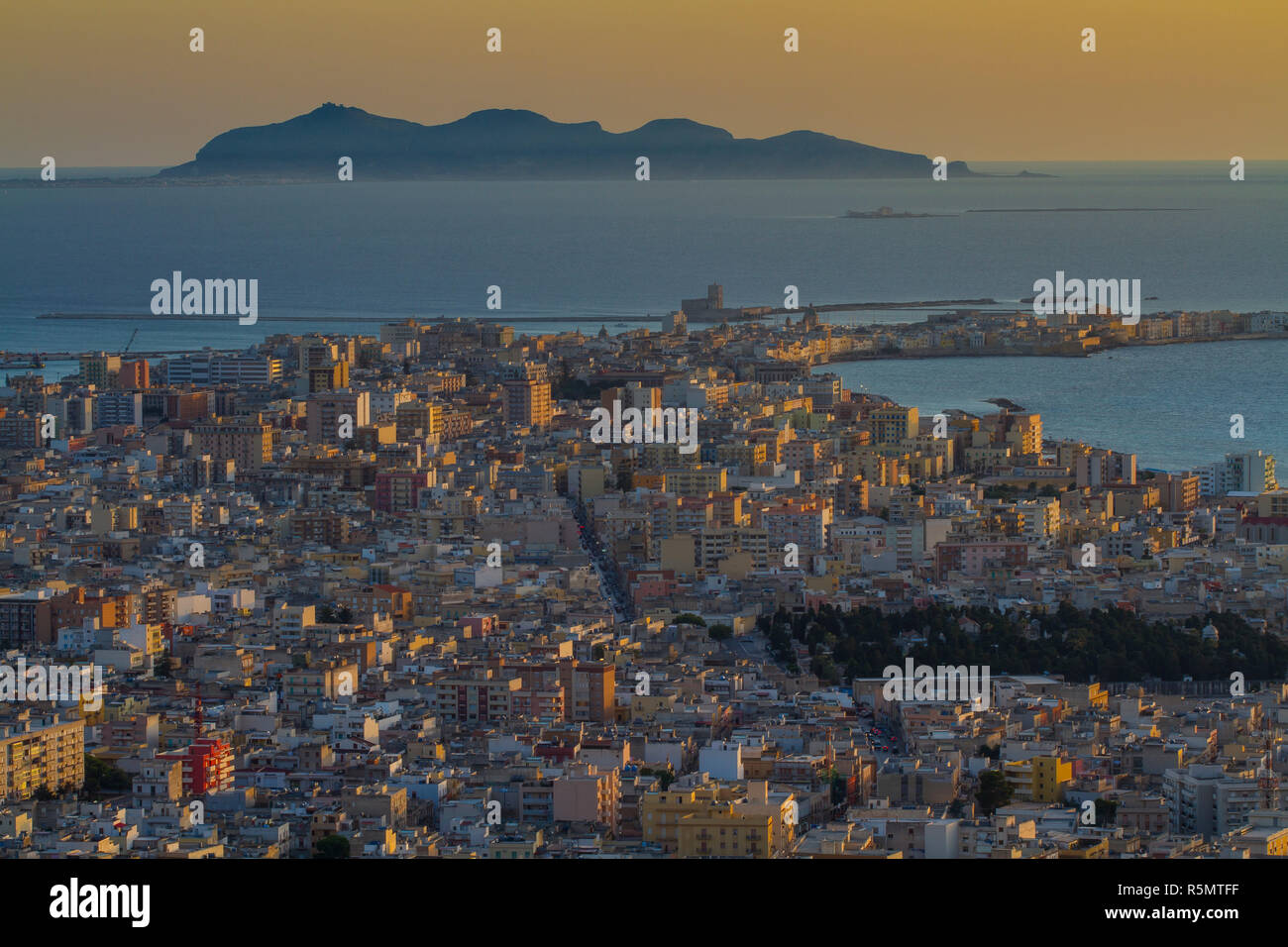 De Trapani y las islas Egadi al crepúsculo. Foto de stock