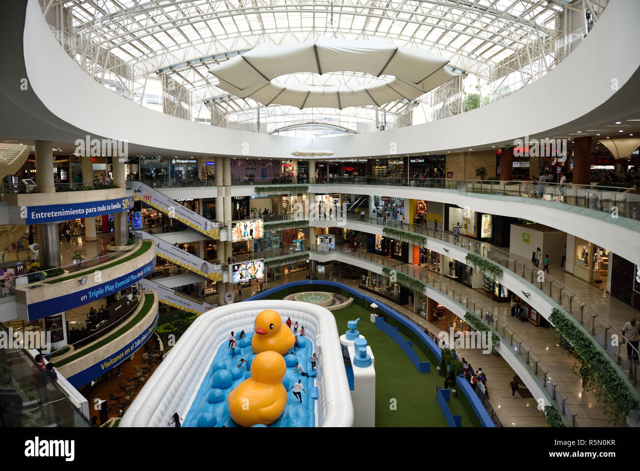 Vista del interior del Centro Comercial Santafe, el centro comercial