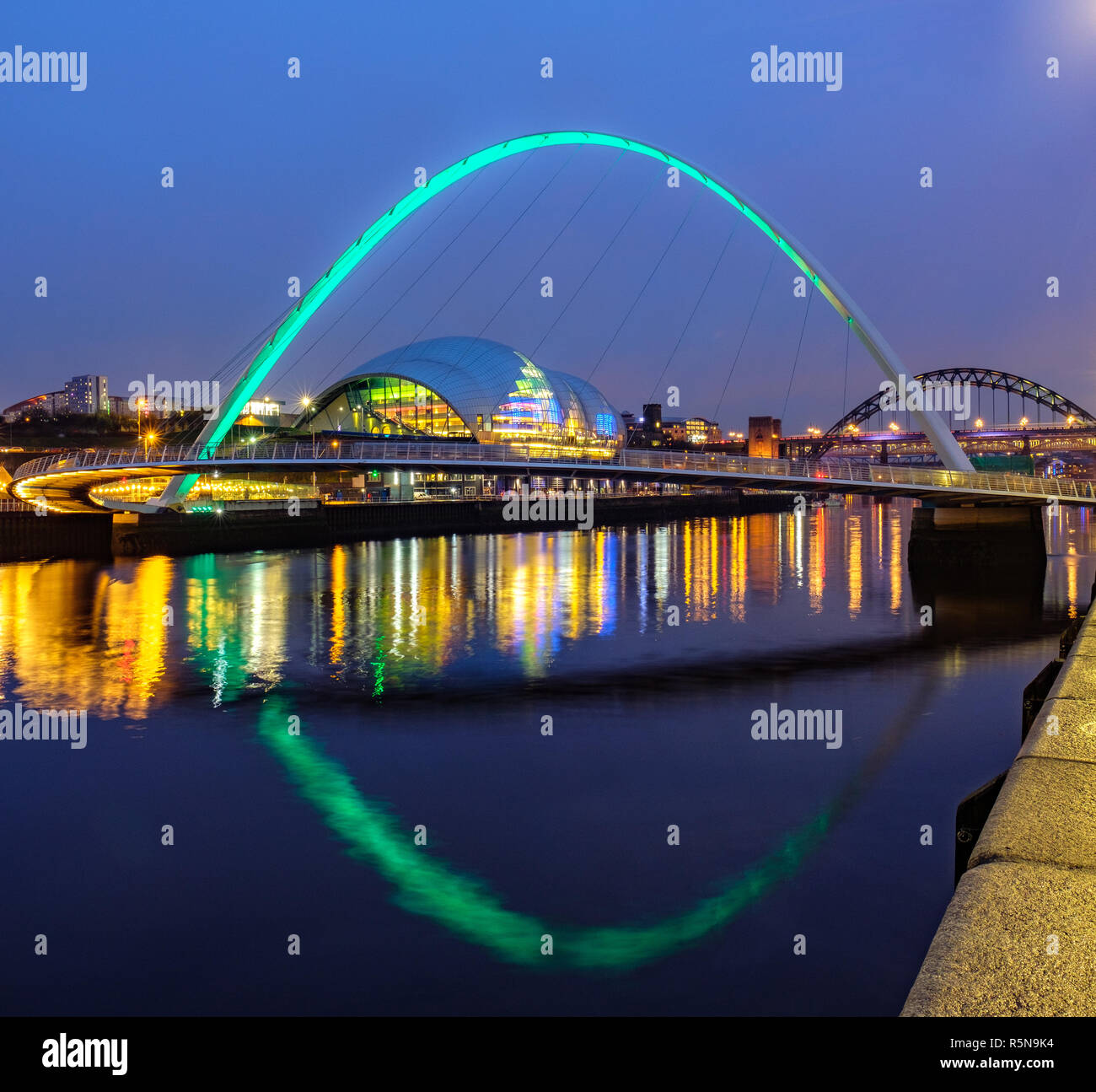 El Puente del milenio de Gateshead y el Sabio en la noche, Tyneside Foto de stock