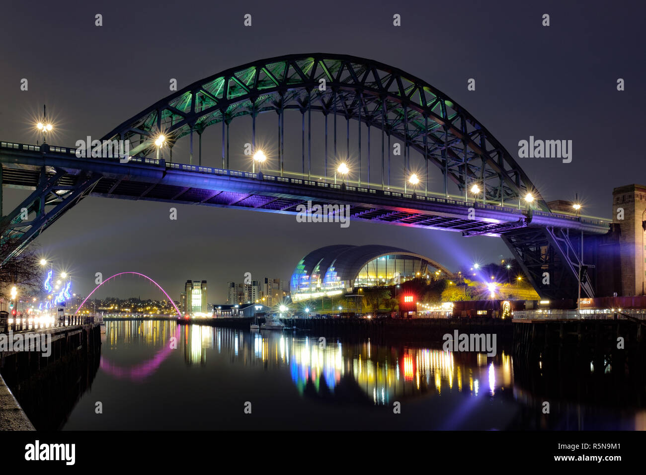 El Tyne Bridge, el Sabio y el Puente del milenio de Gateshead, Newcastle Upon Tyne Foto de stock