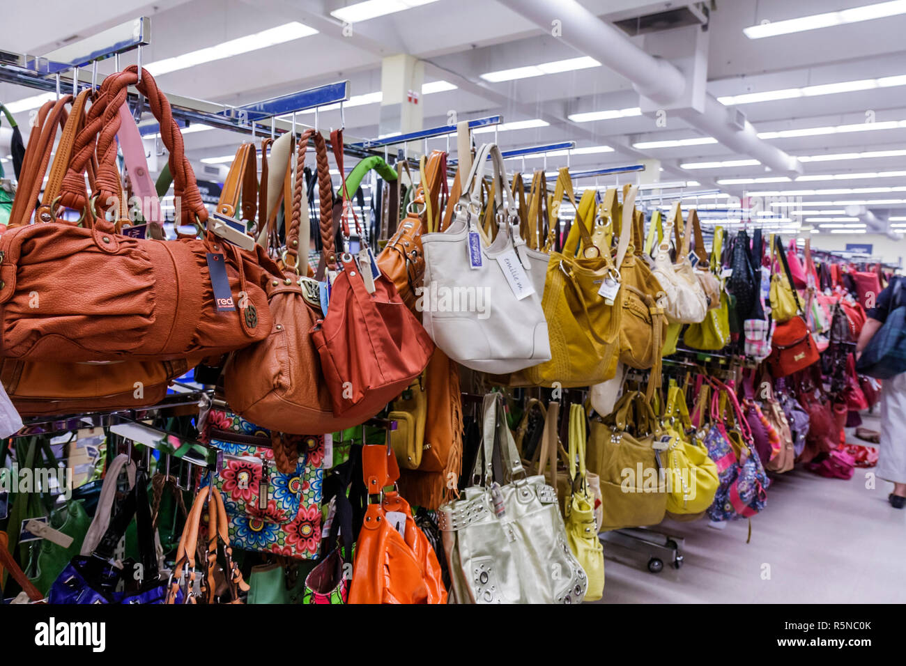 Miami Florida, grandes almacenes Marshalls, grandes almacenes de descuento,  precio de descuento, bolsos de mano bolsillo pocketbookx, diseño, lujo,  bien vestido, variedad, tiendas Fotografía de stock - Alamy