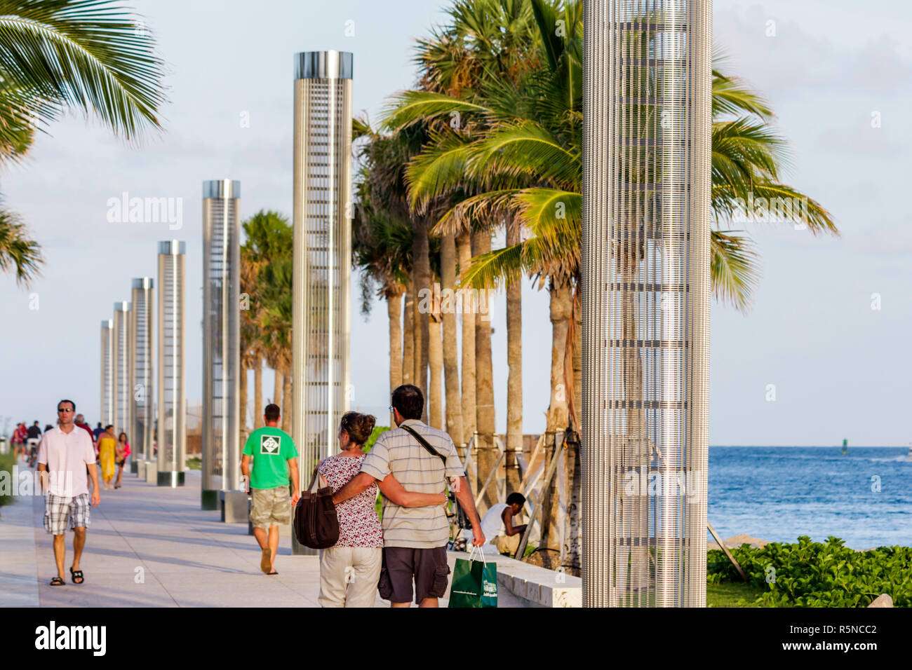 Miami Beach Florida, South Pointe Park, Point, Océano Atlántico, espacio público urbano, playa, bebés niños, seguro para tortugas, torre de luz, ecolog Foto de stock