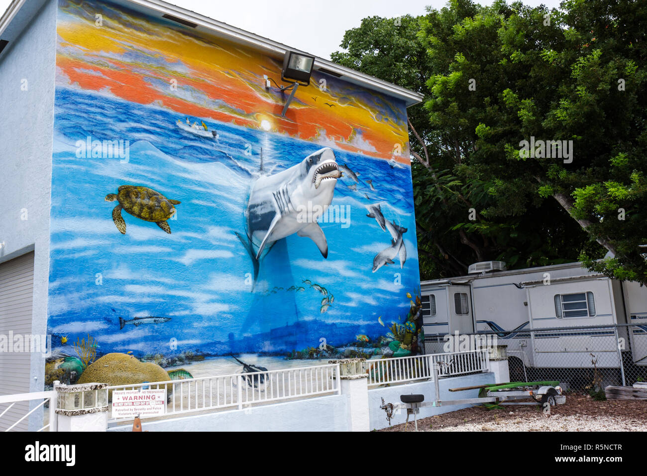 Florida Key Largo Florida Keys,US Highway Route 1,Overseas Highway,mural,exterior,arte,puesta de sol,tortuga,tiburón,tridimensional,vida marina,remolque,construcción Foto de stock