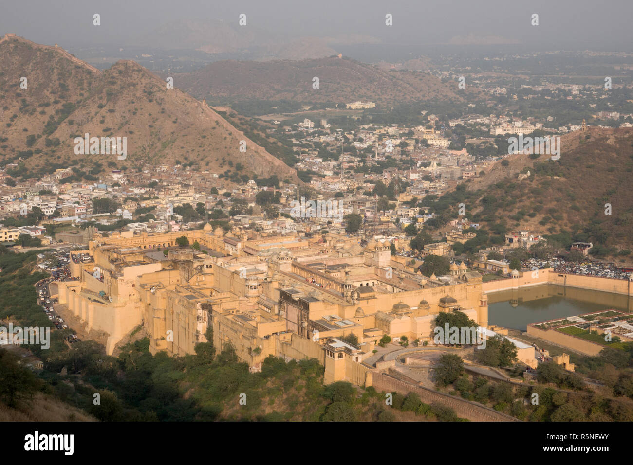 Un alto ángulo de vista fuerte y palacio de Amber en Jaipur, Rajasthan, India Foto de stock