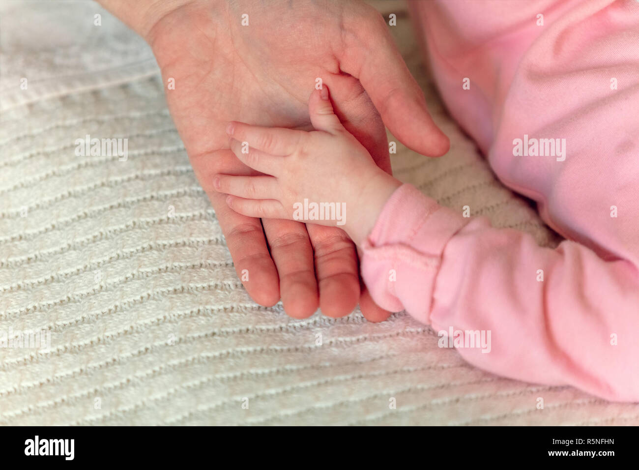 Bebe Recien Nacido Tocar La Mano De Su Padre Fotografia De Stock Alamy