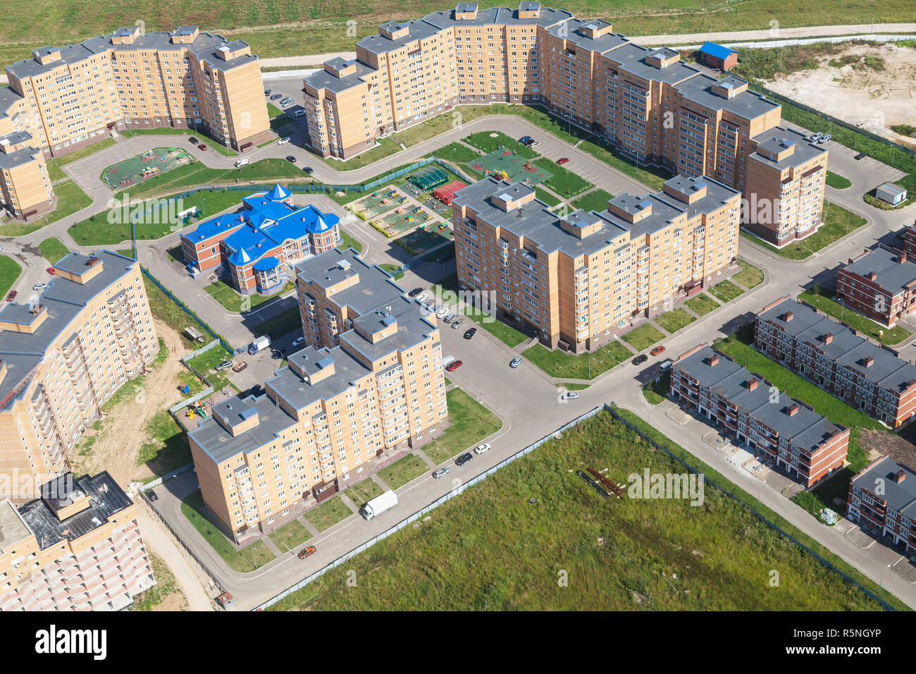 Vista anterior del nuevo barrio en la región de Moscú. Foto de stock