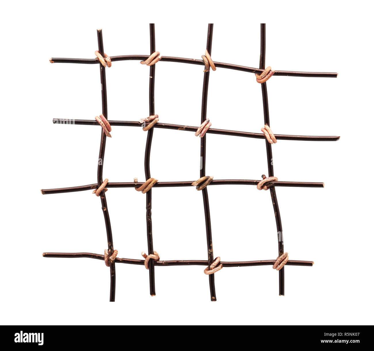 Combatiente intersección tablero Reja hechas con alambre de cobre aislado sobre fondo blanco con trazado de  recorte Fotografía de stock - Alamy