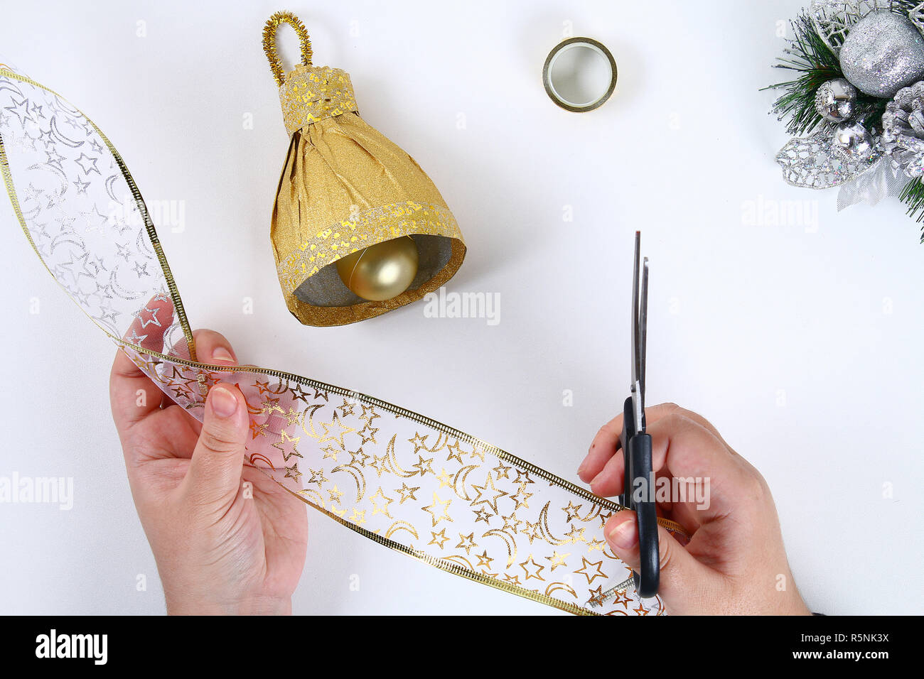Bricolaje de campana de oro de una botella de plástico. Guía sobre la foto  de cómo hacer una campana decorativa de una botella, un papel y una bola de  Navidad con tus