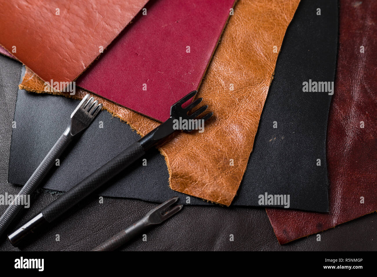 La elaboración de cuero herramientas de bricolaje Fotografía de stock -  Alamy