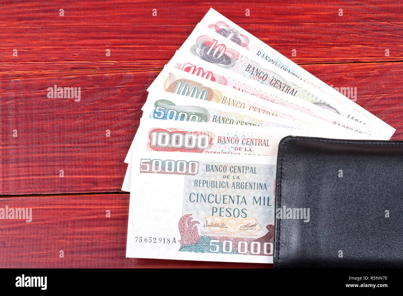 Dinero argentino en el monedero negro Fotografía de stock - Alamy