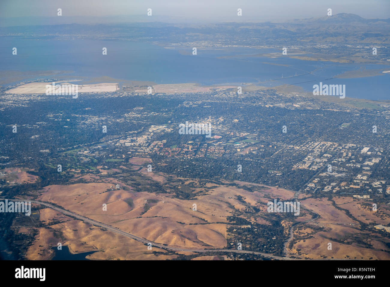 Vista aérea de las ciudades (Silicon Valley, Palo Alto, Menlo Park, Redwood City); East Bay y Mt Diablo en el fondo; el área de la bahía de San Francisco, Californi Foto de stock