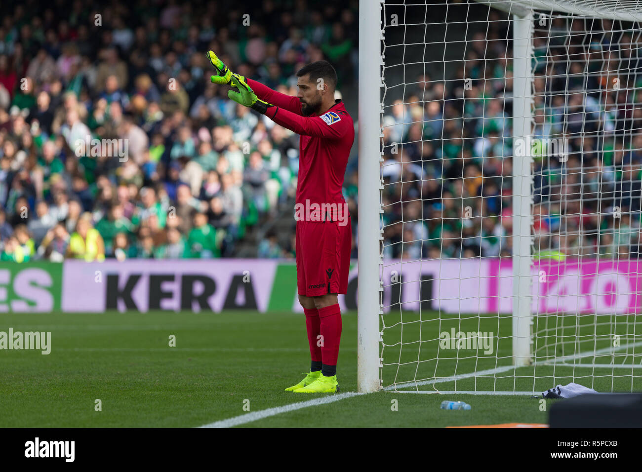 Estadio Benito Villamarin, Sevilla, España. 2 de diciembre, 2018. La liga de fútbol, el Real Betis vs Real Sociedad; Moya de la Real Sociedad pone a la pared por un free kick Crédito: Además de los deportes de acción/Alamy Live News Foto de stock