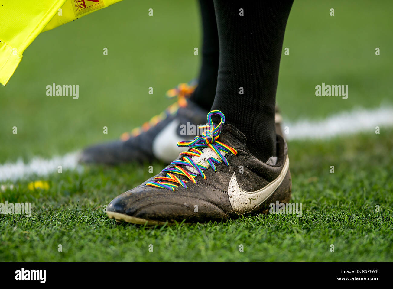 Londres, Reino Unido. 2 de diciembre de 2018. Árbitro está vistiendo los  colores del arco iris en sus botas cordones durante la Premier League entre  el Chelsea y Fulham en Stamford Bridge,