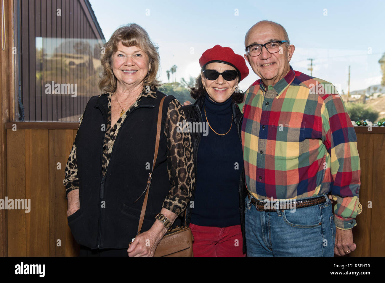 California, EE.UU. El 1 de diciembre de 2018. Autor, Ivor Davis planteados con Lou y Rosemary Vigorita en libro de firma en Pierpont Racquet Club en Ventura, California, EE.UU. el 1 de diciembre de 2018. Crédito: Jon Osumi/Alamy Live News Foto de stock