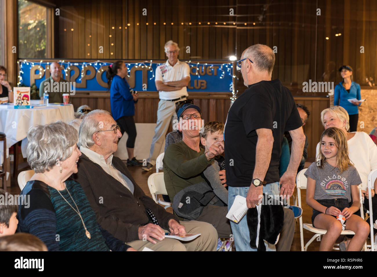 California, EE.UU. El 1 de diciembre de 2018. Autor, Ivor Davis interactuando con multitud durante la firma de libros en Pierpont Racquet Club en Ventura, California, EE.UU. el 1 de diciembre de 2018. Crédito: Jon Osumi/Alamy Live News Foto de stock