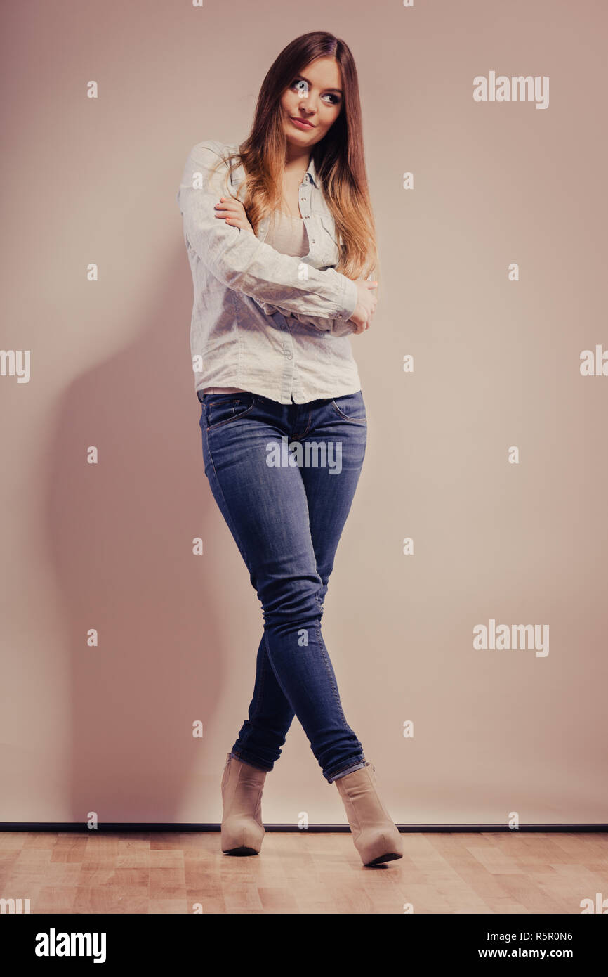 La moda. Jóvenes de pelo largo moda mujer camiseta pantalones vaqueros. Modelo femenino posando en fotos filtradas cuerpo completo Fotografía de stock Alamy