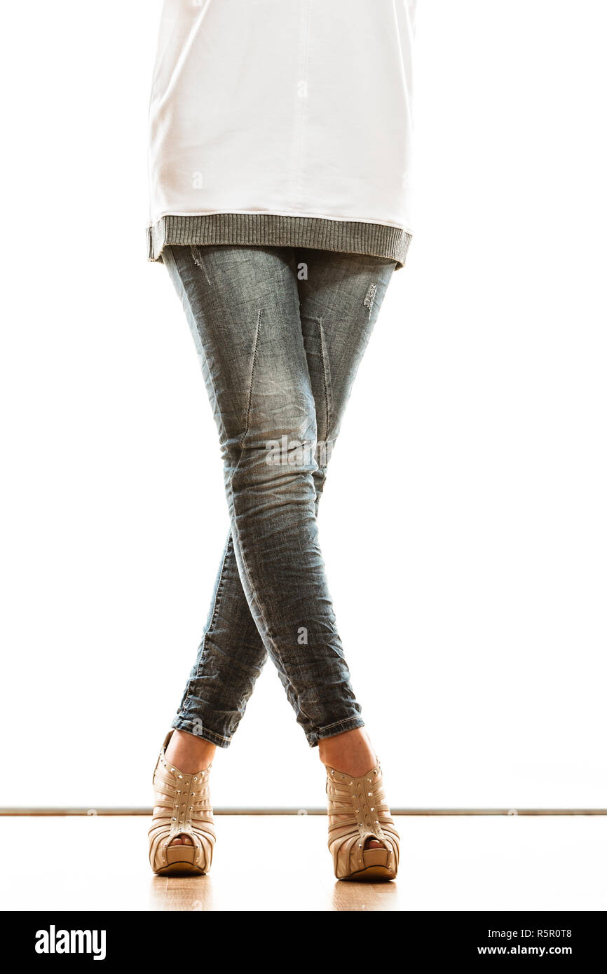 La gente de moda y concepto. Mujer de piernas en pantalones de mezclilla  plataforma zapatos de tacones altos de estilo casual aislado sobre fondo  blanco Fotografía de stock - Alamy