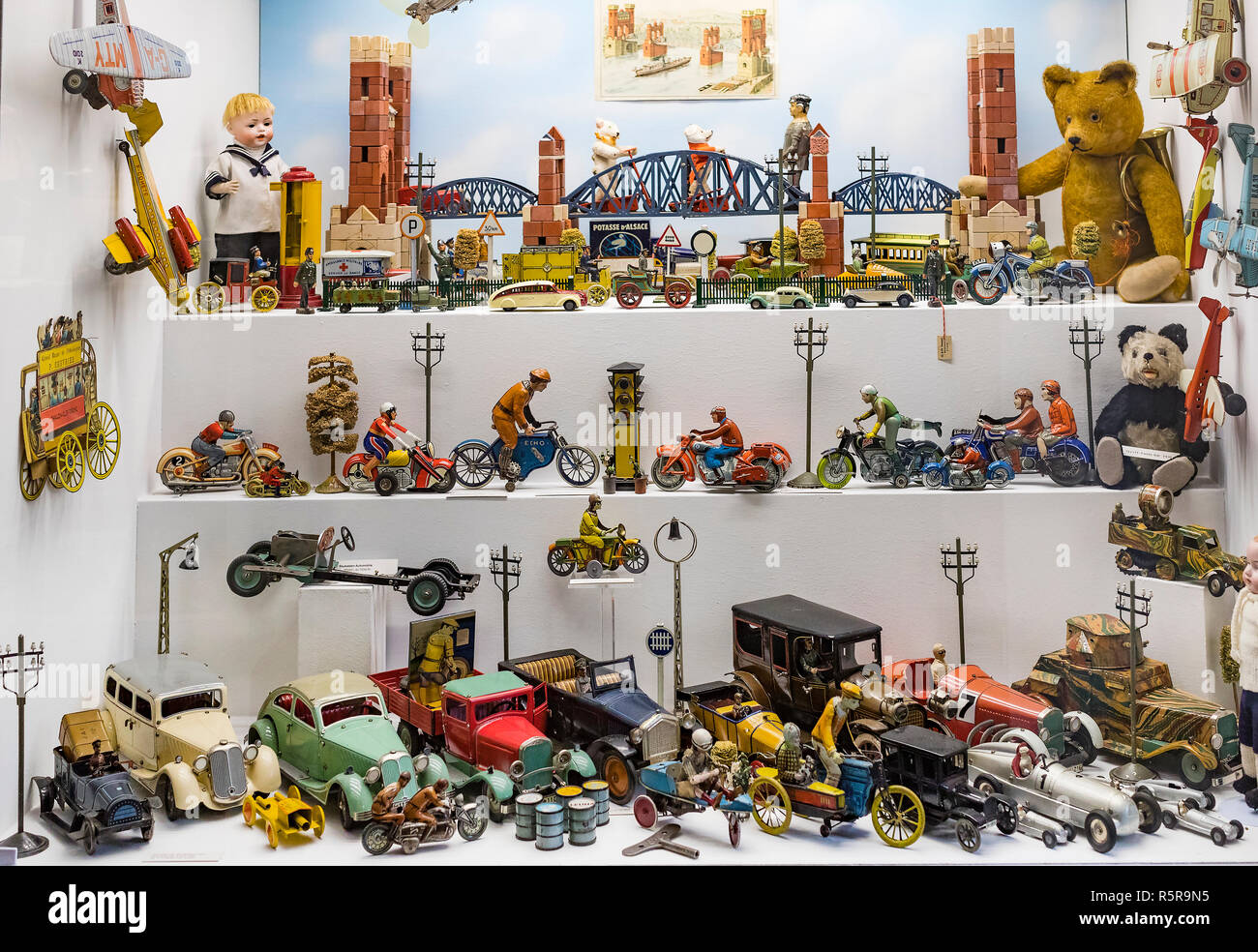 MUNICH, Alemania - 23 de noviembre de 2018 : colección de juguetes en el  Museo del Juguete en la antigua torre del Ayuntamiento, creado por Ivan  Steiger en 1983 Fotografía de stock - Alamy