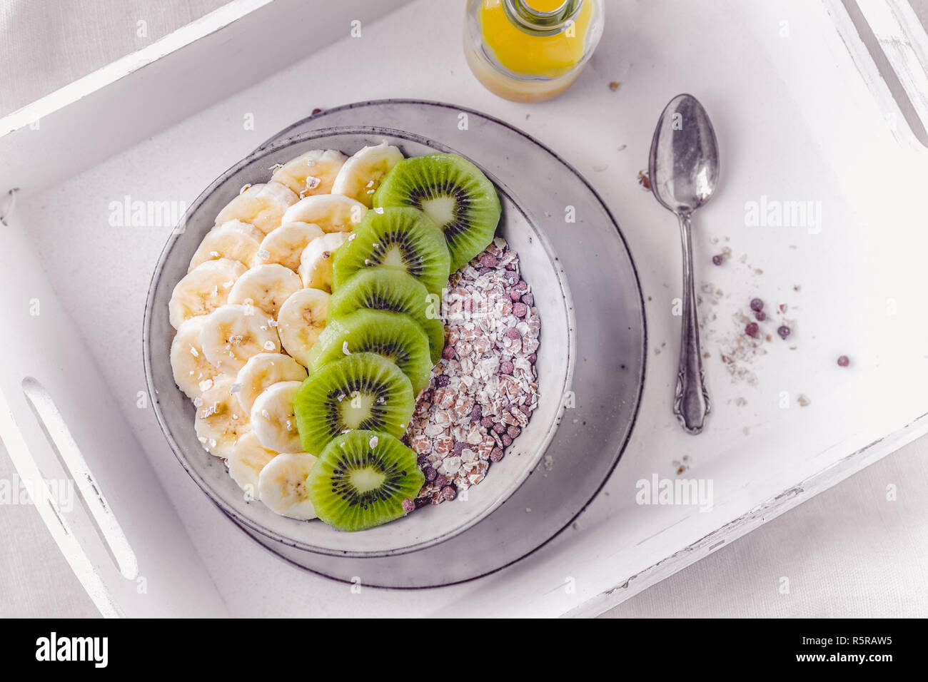 Desayuno saludable en un recipiente con kiwi y plátano Fotografía de stock  - Alamy