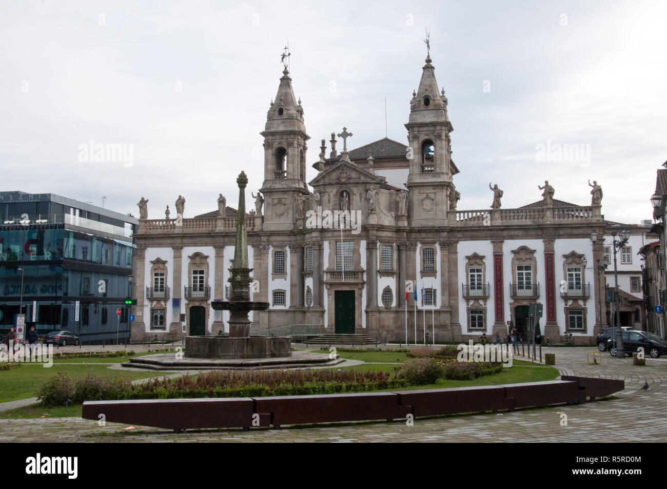 Fachada del Hotel Vila Galé recogida ( antiguo hospital y la iglesia), en  Braga, Portugal Fotografía de stock - Alamy