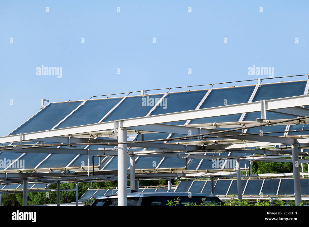 Los paneles solares. Un panel solar y una planta de electricidad instalada  encima de un parking. Paneles fotovoltaicos para la producción de energía  eléctrica renovable Fotografía de stock - Alamy