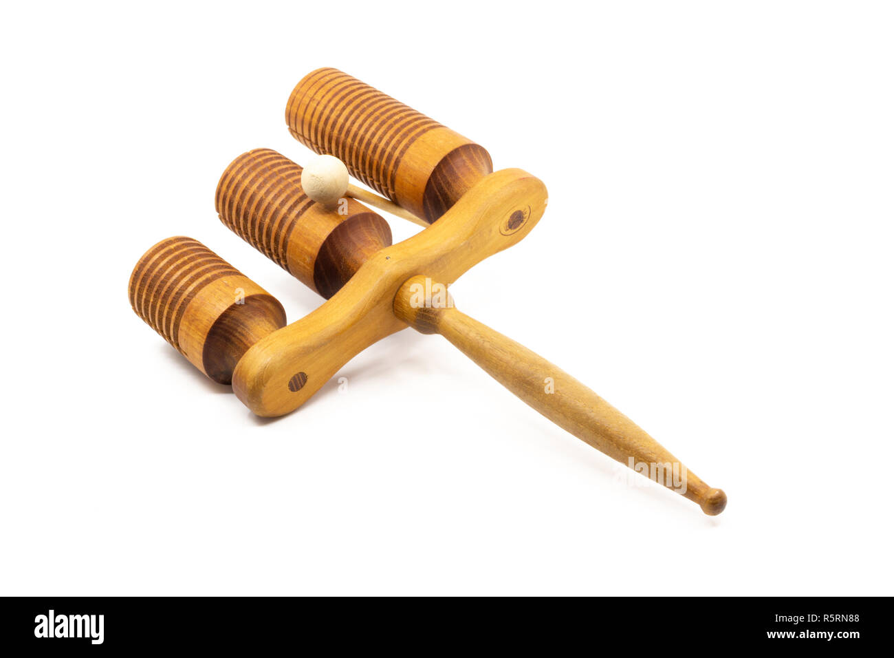Desaparecido Punta de flecha Lírico Instrumento musical - tres tonos de madera agogo con bastón, aislado en  blanco Fotografía de stock - Alamy