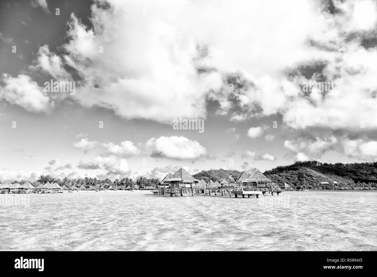 En Bora Bora, Polinesia al mar y el complejo Paraíso como concepto y relajarse en la playa Foto de stock