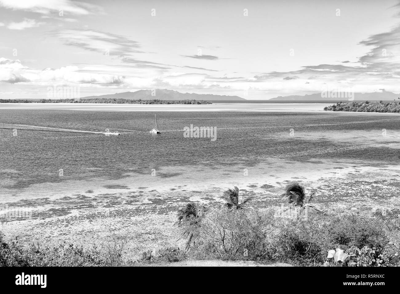 En Bora Bora, Polinesia francesa la vista desde la colina de la mar y el Yate en la Bahía del Paraíso Foto de stock