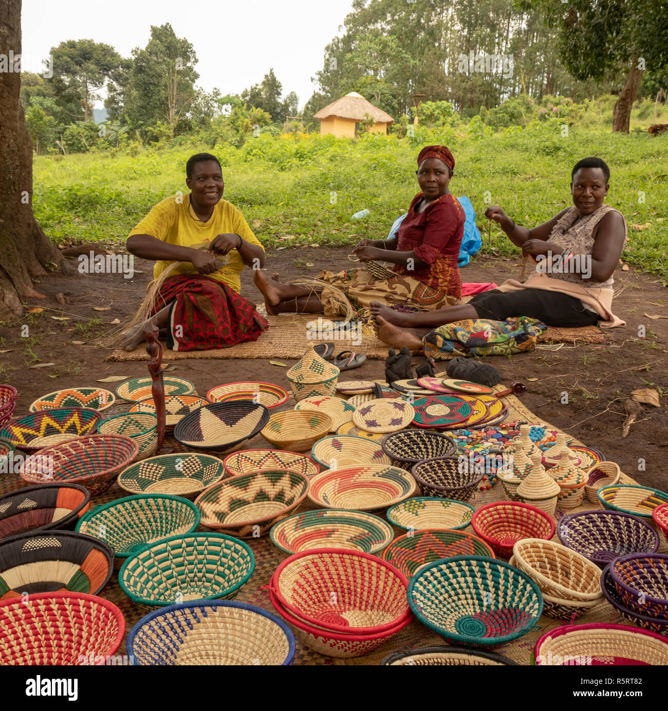 Mujeres haciendo cestas tejidas a mano para la venta, Bogodi, Uganda, África Foto de stock