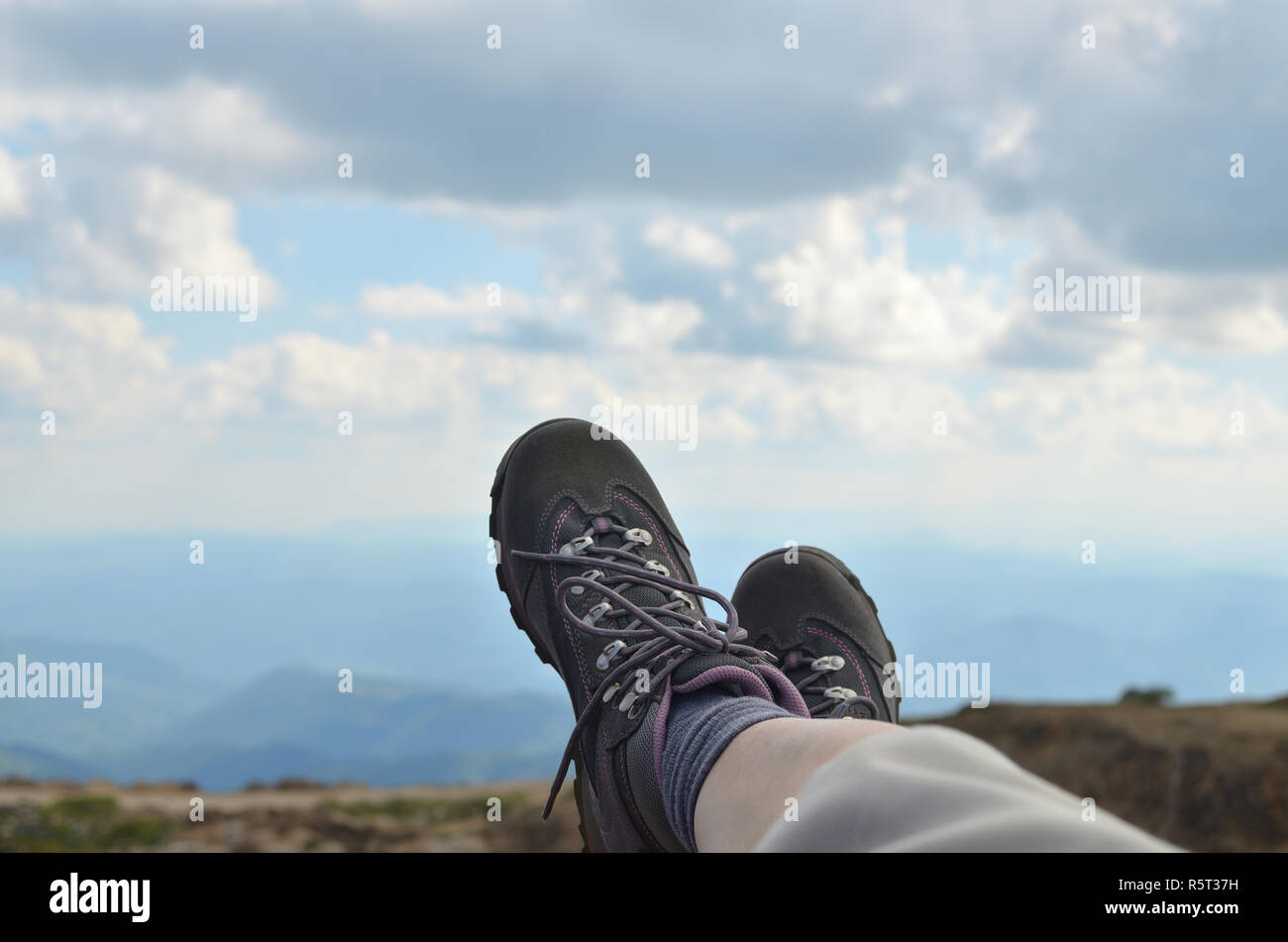 Piernas en el rastreo de los zapatos en una alta montaña Fotografía de  stock - Alamy