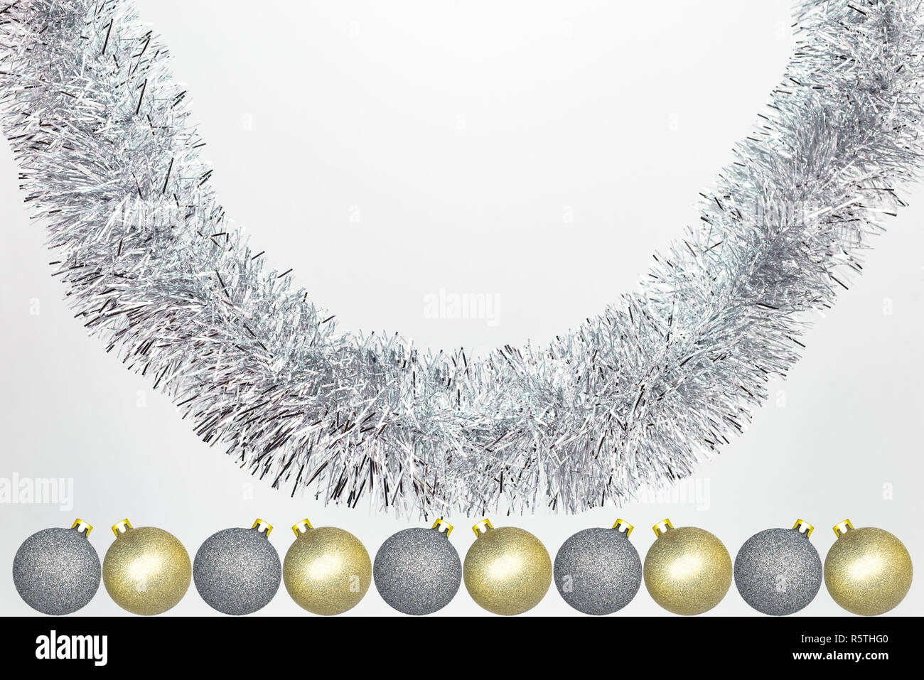 Plateada colgando guirnaldas con amarillo y plata bolas de Navidad, aislado  en un fondo blanco con espacio de copia, decoraciones de Navidad Fotografía  de stock - Alamy