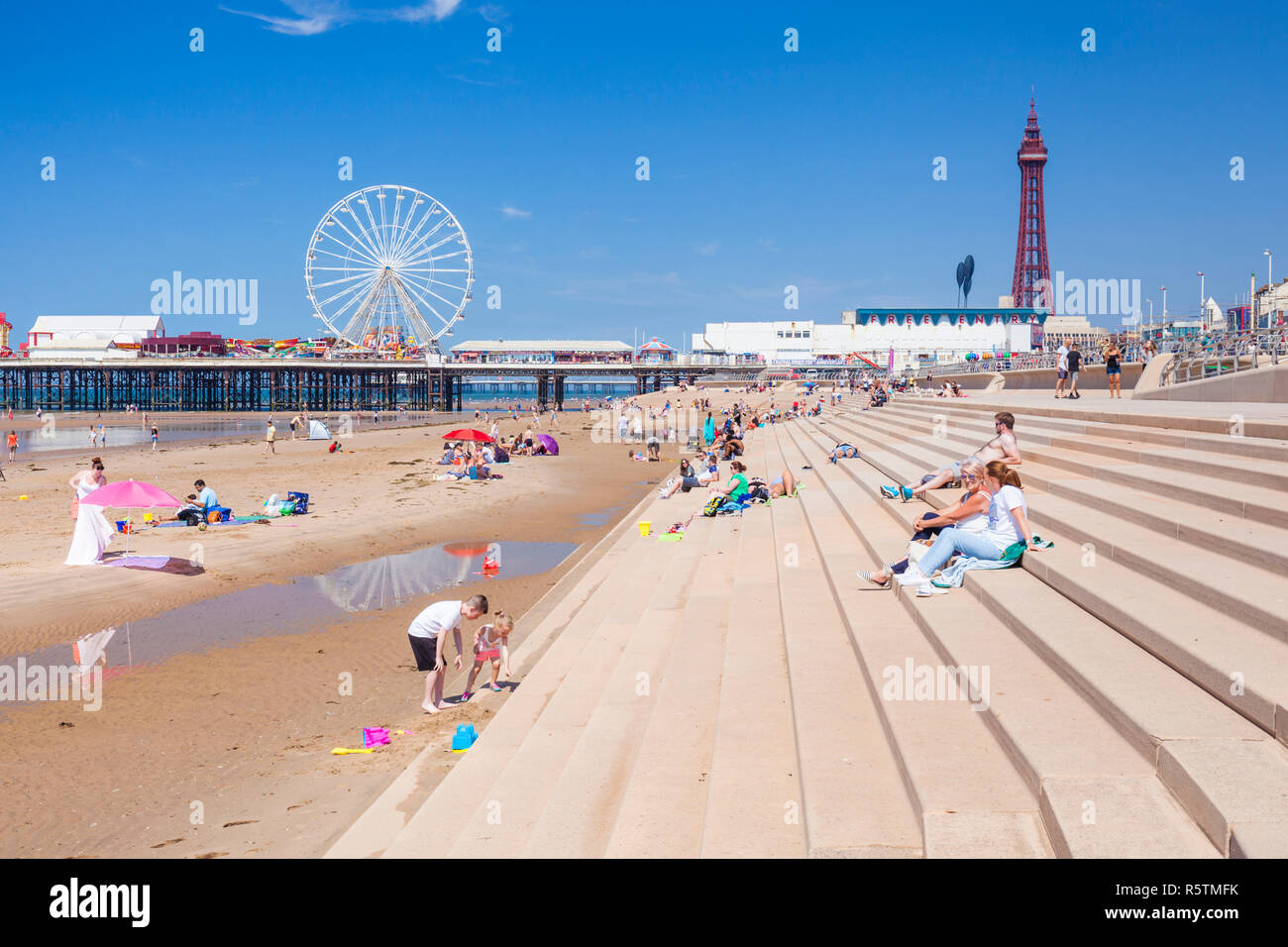 Playa de verano en Blackpool Blackpool Tower y central pier Blackpool uk con la gente en la playa de Blackpool Lancashire Inglaterra GB Europa Foto de stock