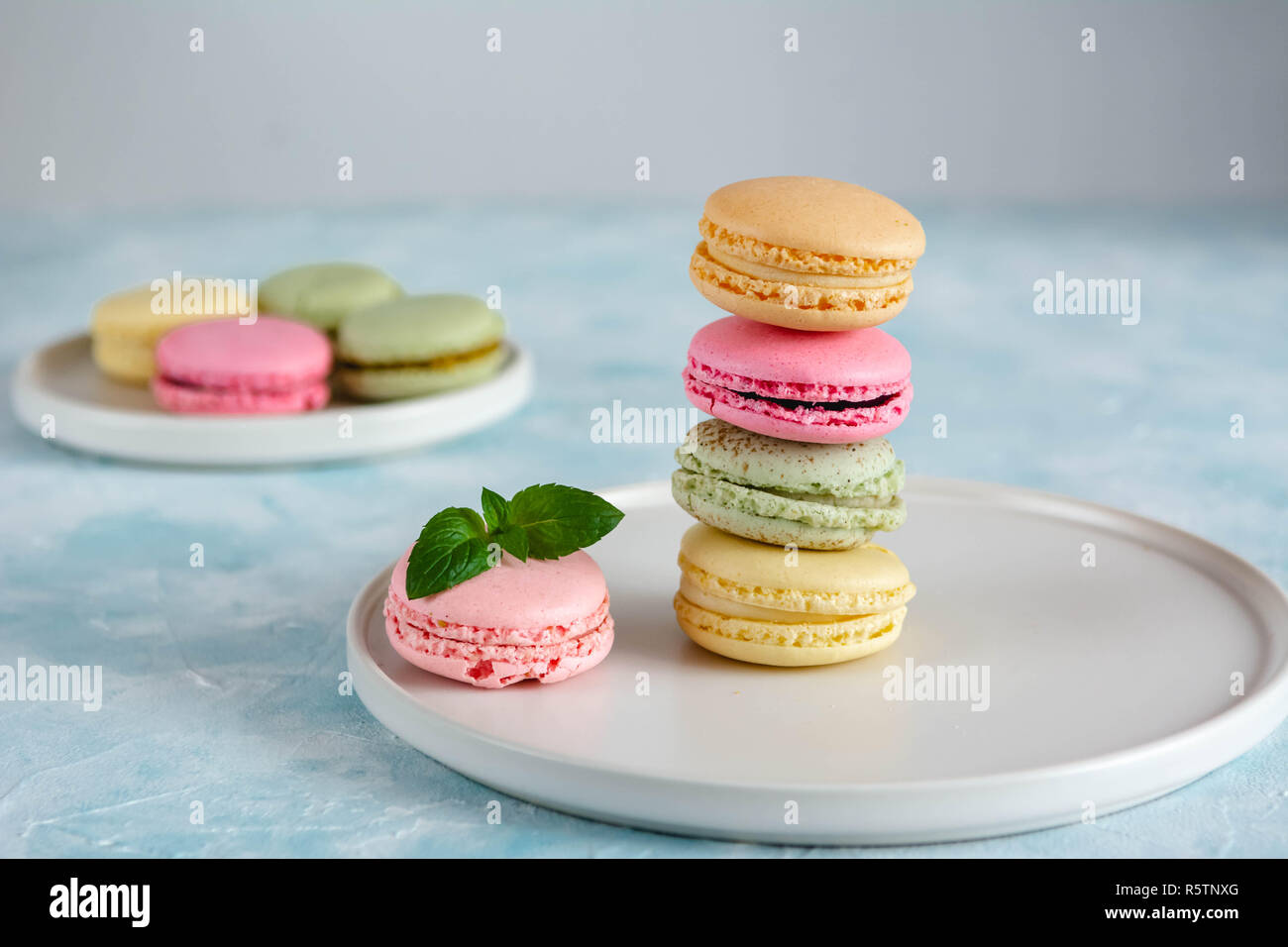 Coloridos pasteles macarons. Pequeños pasteles franceses. Dulces y coloridos macarons franceses. Foto de stock