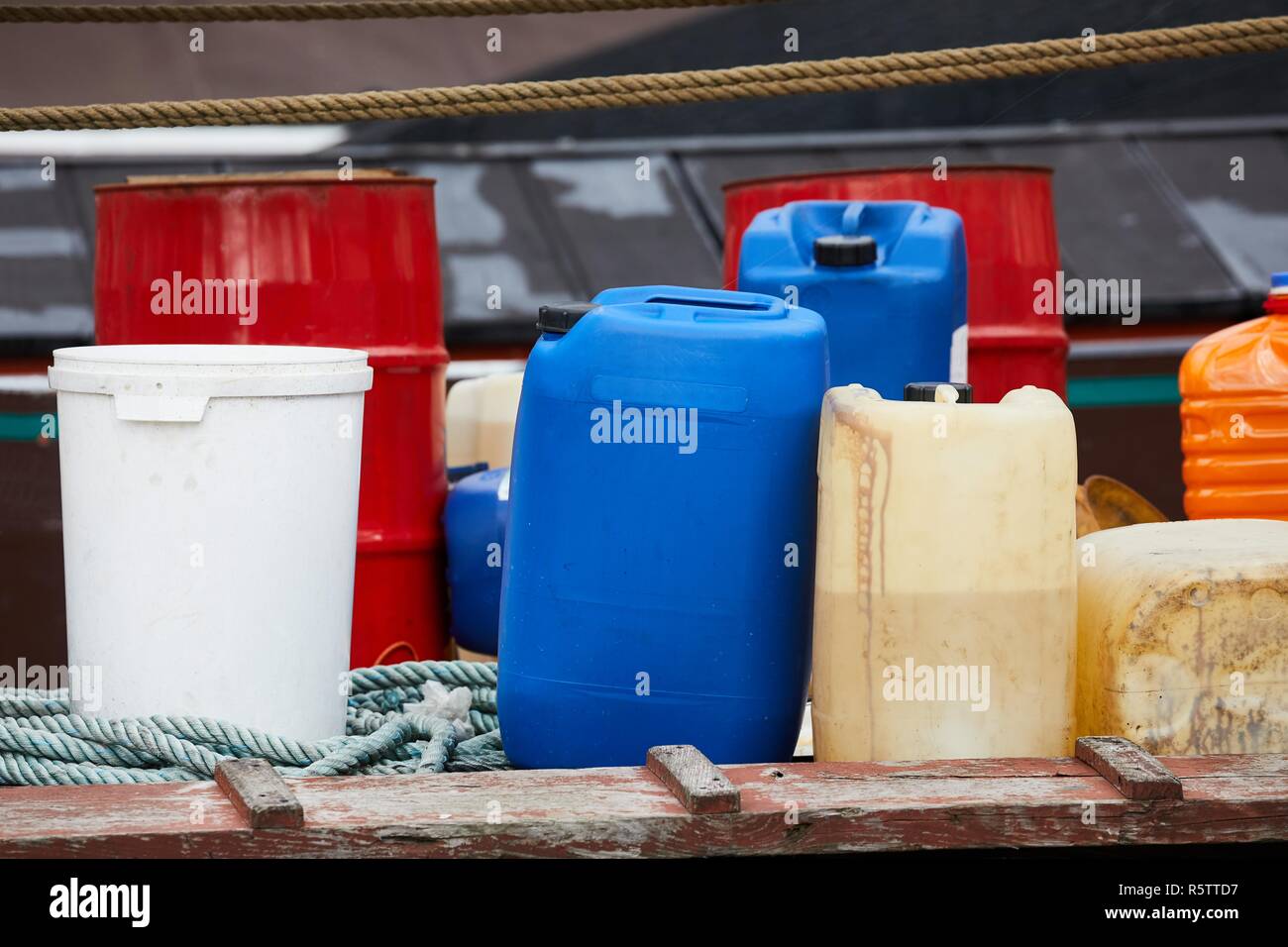 Bidones de plástico de productos químicos Fotografía de stock - Alamy