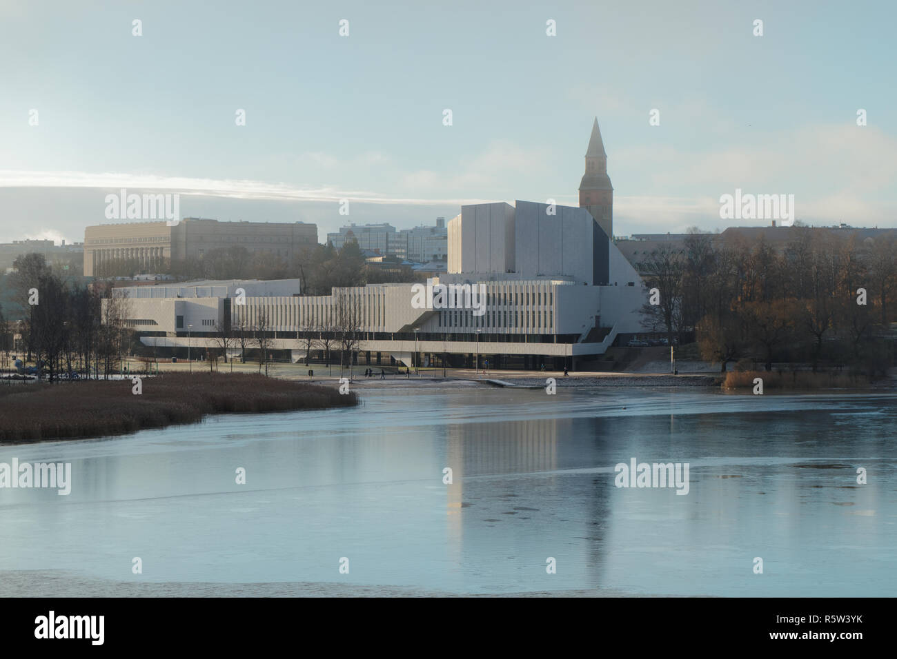 Helsinki, Finlandia - Noviembre 25, 2018: Paisaje Urbano con Finlandia Hall en la parte delantera. El edificio fue terminado en 1971, el Congreso ala fue construido en 1973 Foto de stock