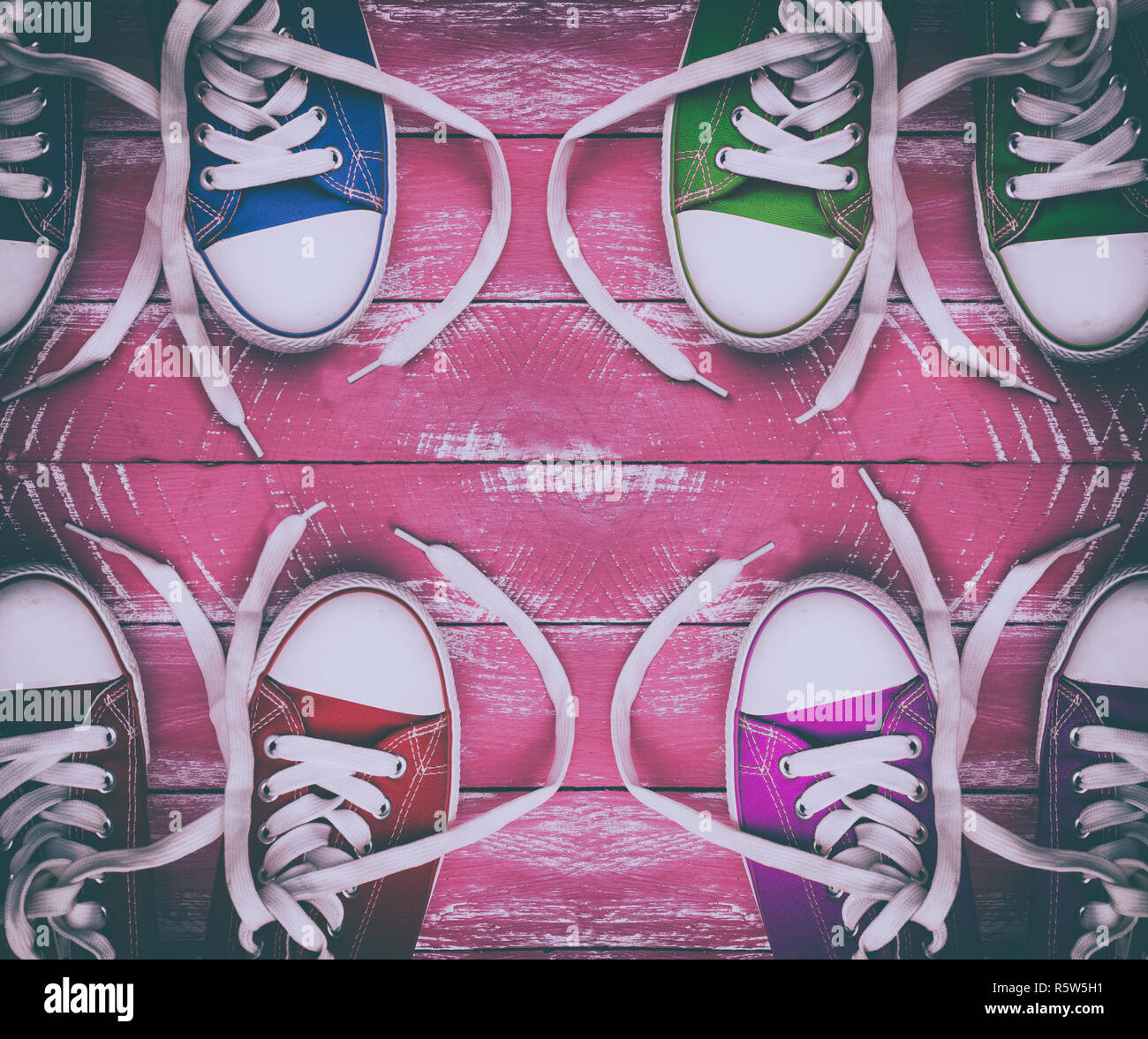 Edad color rosa viejo zapatillas sobre superficie de madera, vista superior  Fotografía de stock - Alamy