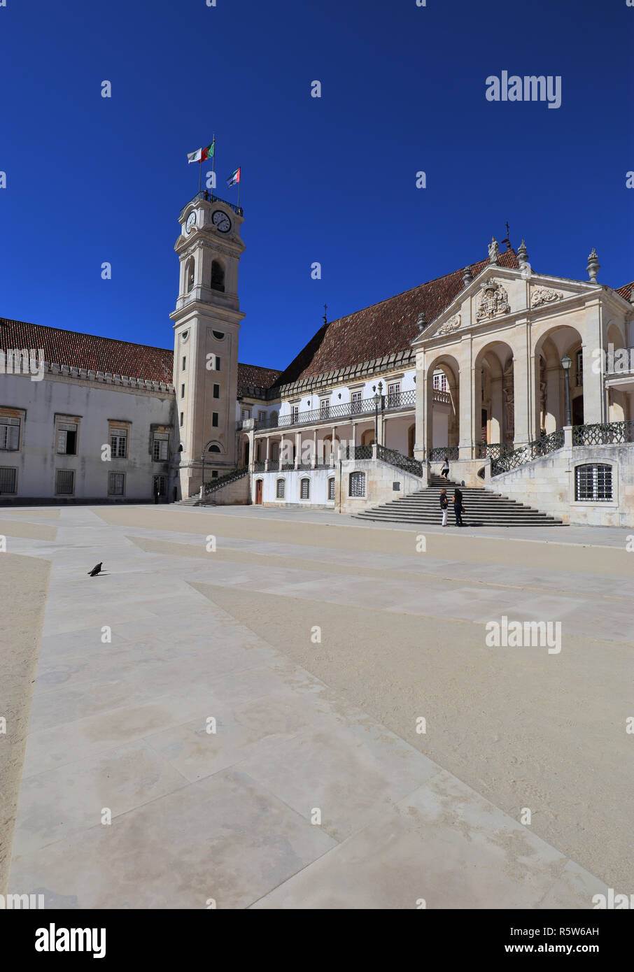 Una imagen captada en una tarde de septiembre en la Plaza de la Universidad de Coimbra. Foto de stock