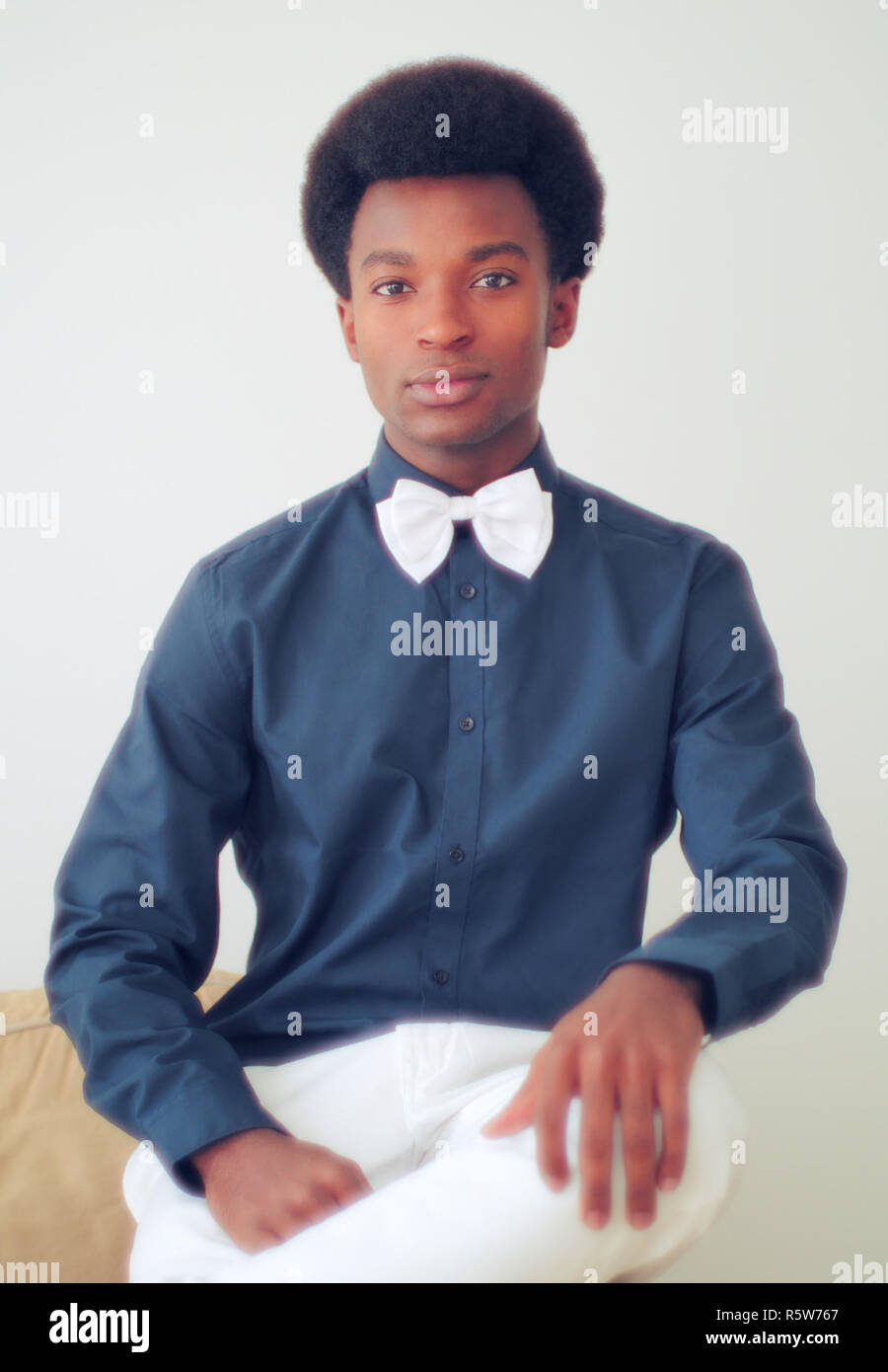 camisa negra con corbata blanca