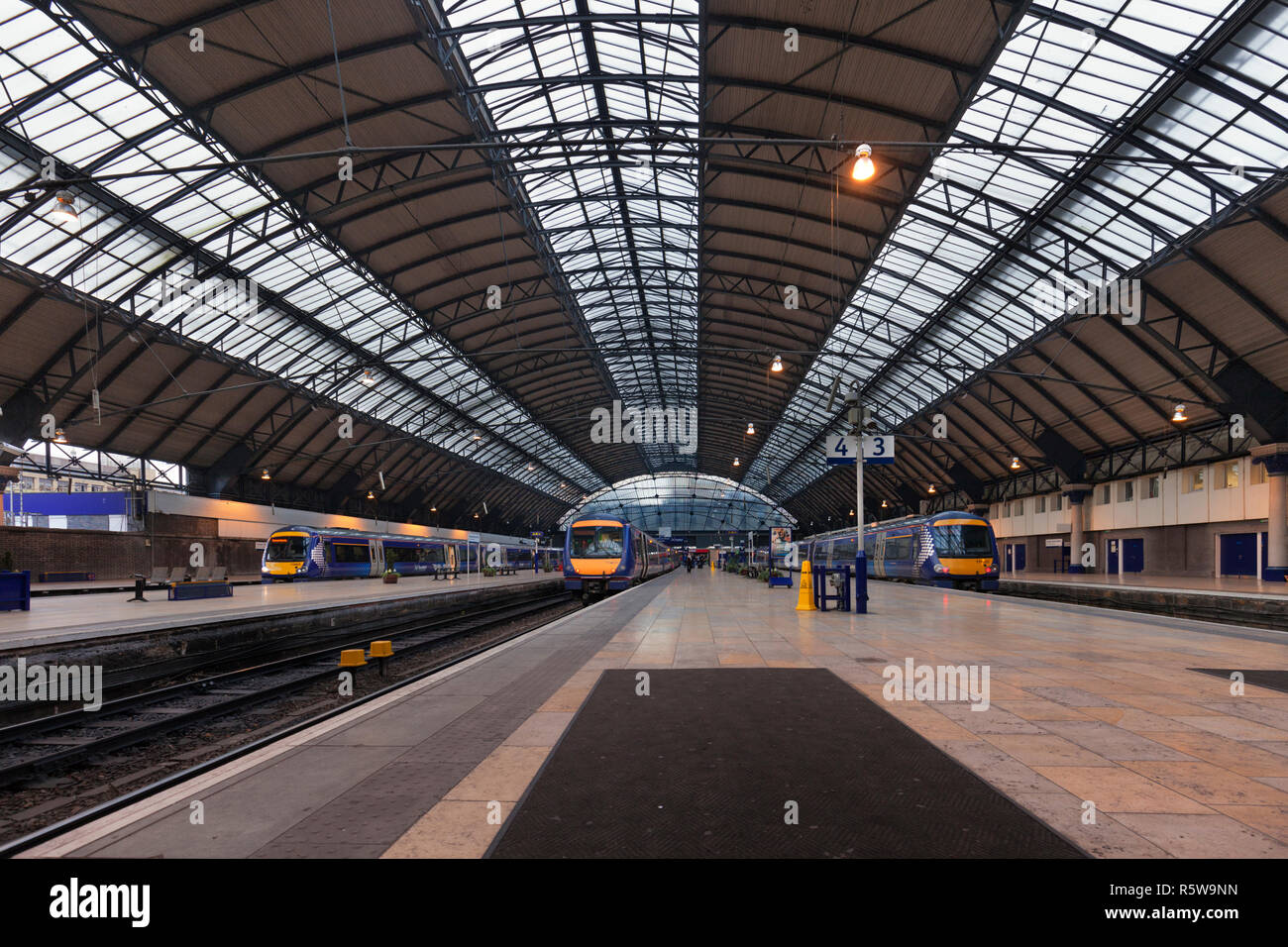 Glasgow Queen street estación con trenes turbostar Scotrail clase 170 170425 / 170409 / 170453 Foto de stock