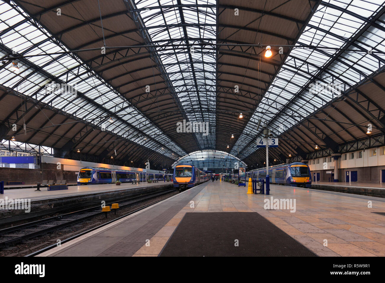 Glasgow Queen street estación con trenes turbostar Scotrail clase 170 170425 / 170409 / 170453 Foto de stock