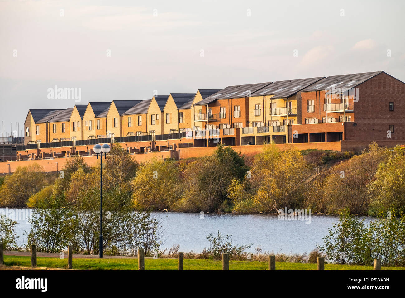 Nueva urbanización en el río Tees en Stockton-on-Tees, Reino Unido. Foto de stock