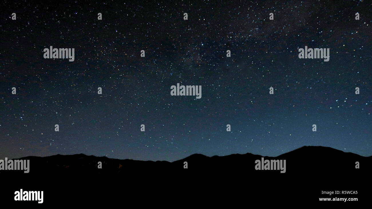 Llena de estrellas cielo nocturno de Taos Mountain Foto de stock